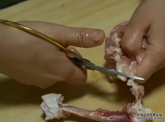 雞腿的新吃法，不蒸不煮不烤，不用一滴油，外香內(nèi)酥太好吃了