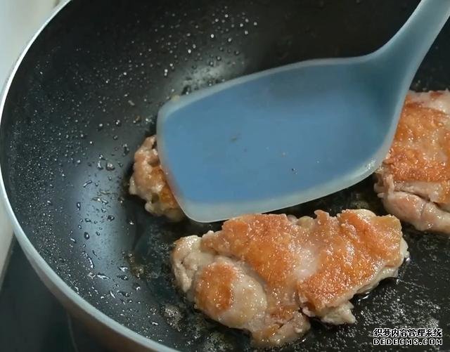 雞腿的新吃法，不蒸不煮不烤，不用一滴油，外香內(nèi)酥太好吃了