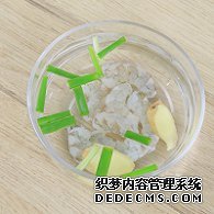 步驟圖:蝦仁放入蔥姜水中，浸泡10分鐘去腥。把姜片、蔥段放