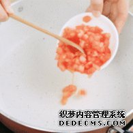 步驟圖:鍋中倒入番茄丁，翻炒出汁，大約需要5分鐘。每個爐灶