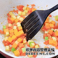 步驟圖:接著倒入西葫蘆丁和南瓜丁，翻炒變軟，大約12分鐘。