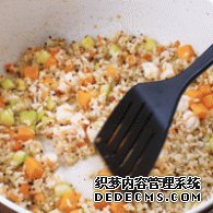 步驟圖:再倒入蝦仁、藜麥飯、大米飯，用鏟子翻炒5分鐘。