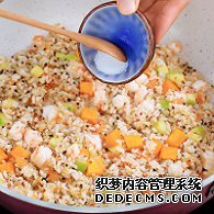 步驟圖:最后倒入鹽，用鏟子翻炒入味。