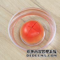 步驟圖:番茄用刀劃十字，放入開水中浸泡10分鐘。番茄開水浸