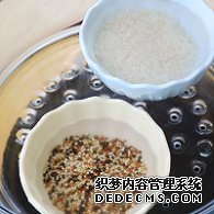 步驟圖:藜麥中加入40毫升清水，大米中加入60毫升清水，冷