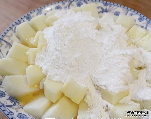2盒牛奶，2個(gè)雞蛋，你想不到的做法，香酥鮮嫩，比炸香蕉還好吃
