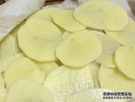 家庭炸薯片，成本不到2塊錢，金黃酥脆好吃還衛(wèi)生，學(xué)會(huì)不用買了