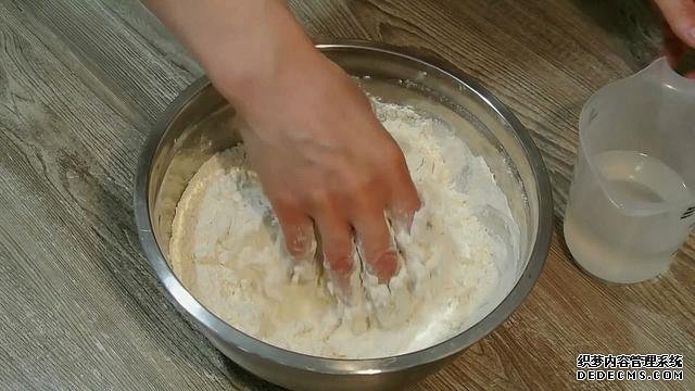 老婆做了20個“烤餃子”，掰開樂壞了：這種餃子皮頭一次見