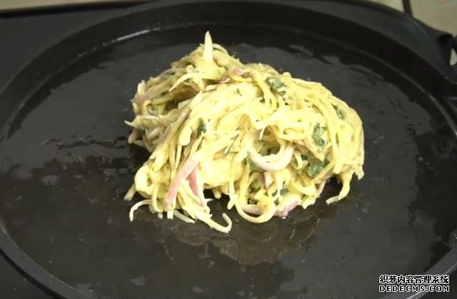 土豆里加2個(gè)雞蛋，不炒不燉不涼拌，不放一滴水，我家早餐經(jīng)常做