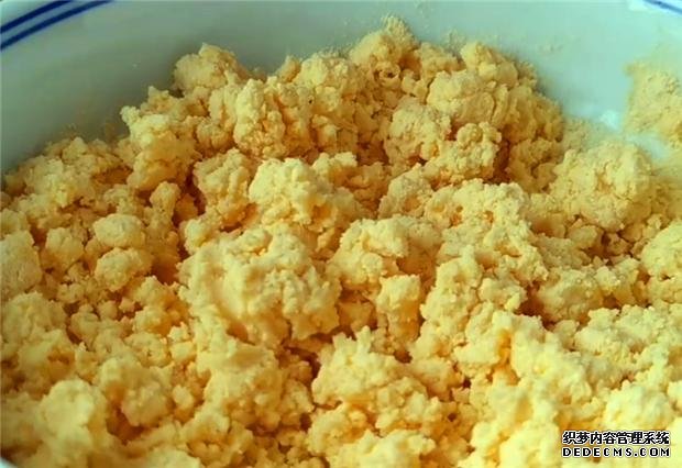 春天玉米面這樣做，不炸不蒸，只需簡(jiǎn)單一做，家里的小孩都很愛(ài)吃