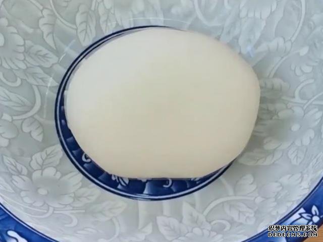 外面買(mǎi)3元一個(gè)掉渣小酥餅，自己做成本不到5毛，可烤可烙做法簡(jiǎn)單