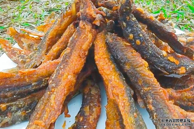 春節(jié)宅家中，捉了盆“水中人參”，寬油大火炸到焦香，很下飯