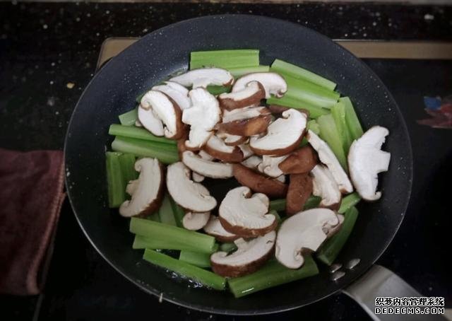 香菇芹菜炒豆干，低脂又營(yíng)養(yǎng)，做法簡(jiǎn)單快手10分鐘上桌
