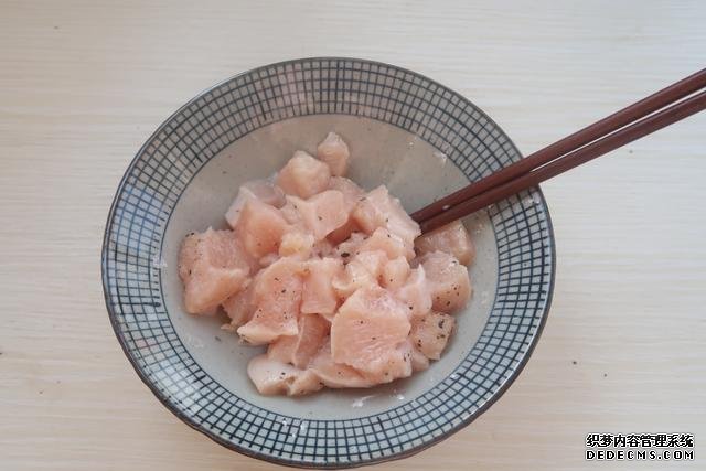 芝士控不可錯過的番茄雞肉焗飯，無敵拉絲